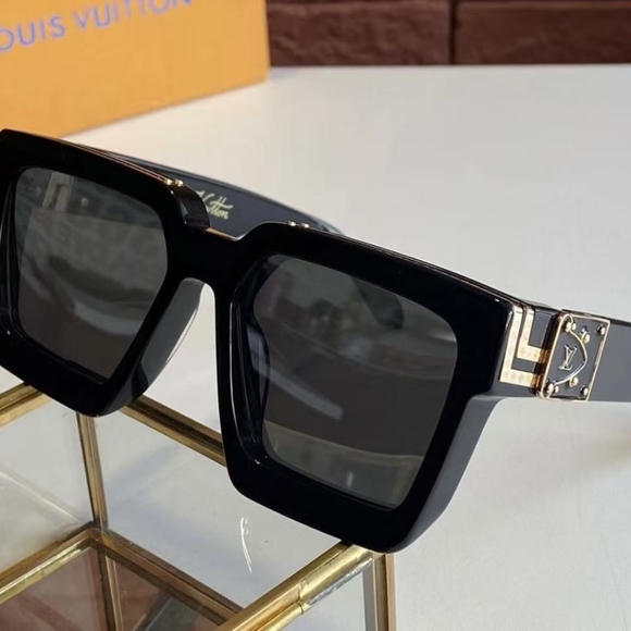 <AUTHENTIC>Louis Vuitton Black Oversized Sunglasses - Picture 2 of 4